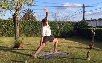 Gorputzaren elastikotasuna lantzeko yoga-stretching saioa