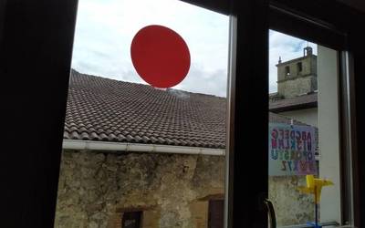 Uhartearrek puntutxoz bete zituzten lehio eta balkoiak