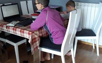 "Hasierako asteak zailak izan ziren; orain ohitu garela dirudi, ongi gaude"