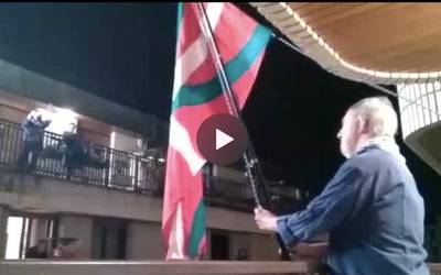 BIDEOA: Balkoietan banderak jaitsita, hurrengo santelmoak arte