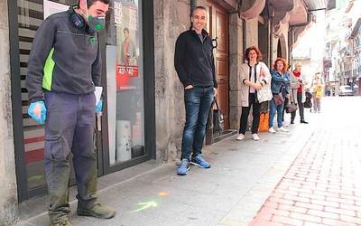Saltoki sarreretan ilara zela egin markatu dute
