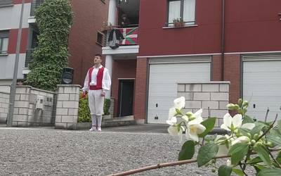 Dantza eguna balkoiak apainduz eta kalean dantza eginez ospatu dute
