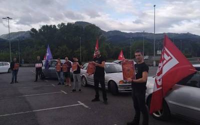[ARGAZKI GALERIA]: Ezohiko maiatzaren 1a ospatzeko kotxe karabana egin du LABek Durangaldean