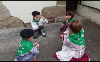 [BIDEOA] "Kolpe-kolpeka, josi ta josi" aritu dira Iluntze dantza taldeko umeak
