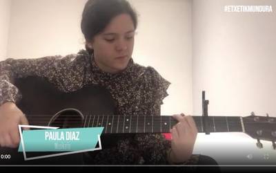 Paula Diaz musikaria izango da gaur #EtxetikMundura egitasmoan