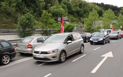 LAB-ek kotxe karabana egin du "Gure lanak mundua eraldatzen du, bizitza erdigunera"  leloarekin.