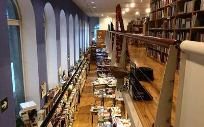 Iruñeko liburu dendak, ateak zabaltzeko bidea aztertzen