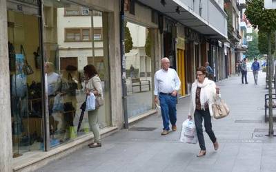 Zerbitzua eskaintzen hasita dauden komertzioen gida egiten ari da Durangoko Udala