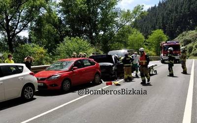 Bi herritar zauritu dira auto istripu baten ondorioz, eta bat ibilgailutik atera behar izan dute suhiltzaileek