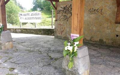 [ARGAZKI GALERIA] Lore eskaintza egin diete Sololuzeri eta Beltrani, desagertu eta hiru hilabetera