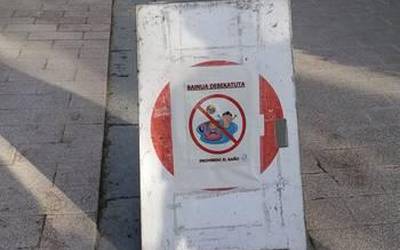 Bainua hartzea debekatua dagoela gogoratu du Udalak Itzurunbidean jarritako kartel baten bidez