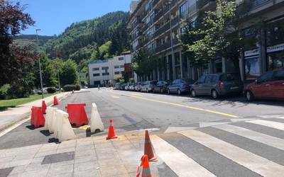 Oinezkoen mugikortasuna errazteko eta segurtasun tarteak bermatzeko neurriak hartu dituzte Arrasaten
