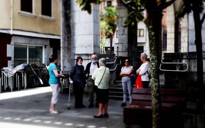 Jaurlaritzak zehaztu du etxeetan ezin dela jende talderik elkartu