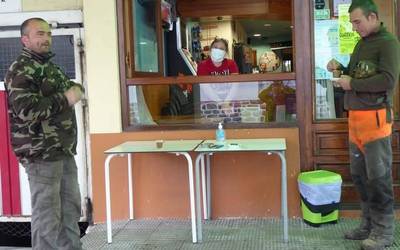 Deseskaladaren lehen fasean ostatuen terrazak erdizka zabalik