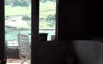 Konfinamendua bi ume txikiekin eta mailu kolpekari baten zaratarekin