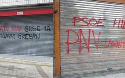 Pintadak agertu dira eskualdeko hainbat batzokitan eta PSE-EEren Sopelako egoitzan