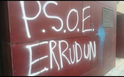 Lazkaoko PSE-ren egoitzan pintadak azaldu dira gaur goizean