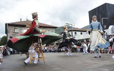 Elizondoko Santiago bestak ere bertan beheiti utzi dituzte
