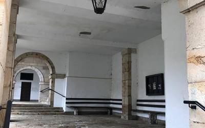 Asteburuko euriteek kalteak eragin dituzte elizako arkupeetan