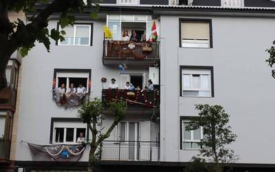 Balearen Eguna ospatu dute Arrantzale kaleko bizilagunek