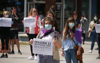 Atzoko eraso matxista elkarretaratze bidez salatu du Mugimendu Feministak