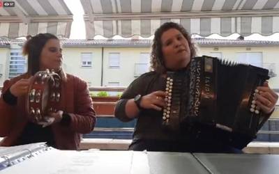 Bideoa: Alaitz Roteta eta Ainara Saizar trikitilariak Aristerrazuko oholtza birtualera igo ziren atzo