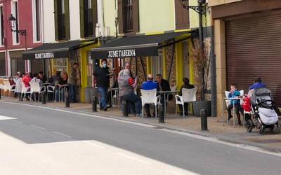 Idiazabalgo udalak,  tabernariekin akordio bat abian jarri du terrazak modu seguruan jartzeko aukera emanez