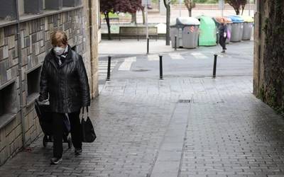 Maskarak derrigorrezkoak izango dira espazio itxietan, baita kalean ere, 2 metroko distantzia mantendu ezin denean
