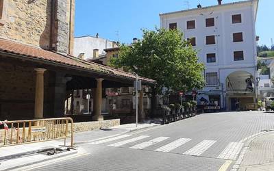 Argiteria hobetzeko lanak egiten dabiltza Larrin plazako bidegurutzean