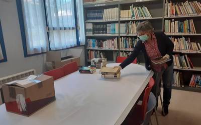 Udal liburutegia liburuak mailegatzen hasi da 65 urtetik gorako herritarrei