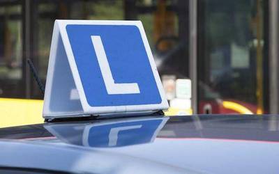 Maiatzaren 25etik aurrera irekiko dituzte autoeskolak, eta gidabaimena ateratzeko azterketak berrartuko dituzte