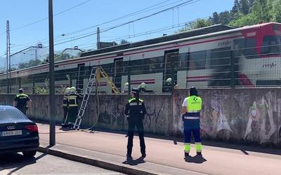 Tren batek su hartu du Beasainen, zortez ez da zauriturik egon eta suhiltzaileek bizkor itzali dute