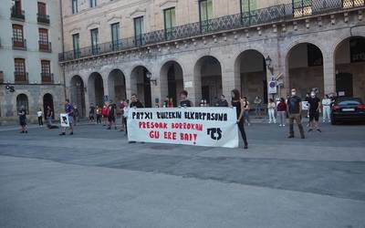Patxi Ruiz euskal presoari babesa adierazi diote Arrasaten eta Bergaran