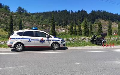 Motor gidari bat zauritu da Aretxabaletako biribilgunean izandako istripuan