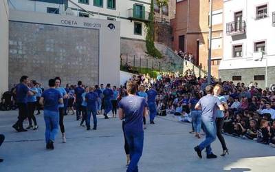 Bachata tailerra izango da igandean, Maiatza Dantzan Etxetik egitasmoaren barruan