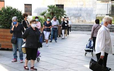 Ilara luzea sortu da erosketa bonuak eskuratzeko