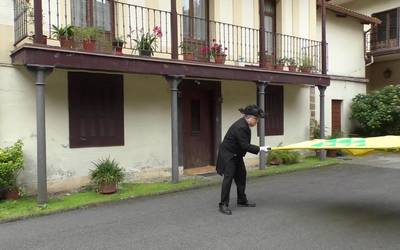 Beasaingo San Martin elizan urtero ospatzen den prozesioko banderazalea den Patxi Etxeberriarekin aritu gara