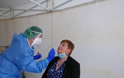 Beasaingo ambulategian PCR testak nola burutzen dituzten ikusteko aukera izan dugu