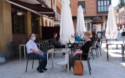 Deserosoa izan arren, maskarak erabiltzeko beharra ulertzen du herritarren gehiengoak