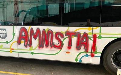Autobusean egindako pintaketak "lekuz kanpo" daudela salatu du Udal Gobernuak