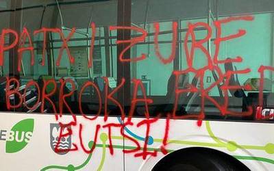 Autobus batean Patxi Ruiz presoaren aldeko pintaketak egin dituzte ezezagunek