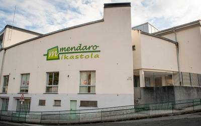 Mendaroko Udalak eta Ikastolak interneterako konexioa eta ordenagailuak jarri dituzte premia duten ikasleen eskura