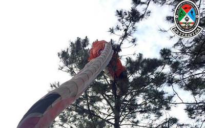 Parapente-zale batek istripua izan du Orion, zuhaitz batean kateatuta geratuta