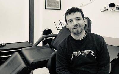Iban Izagirre: "Tatuajeak egiteko, tinta beltza nahiago"
