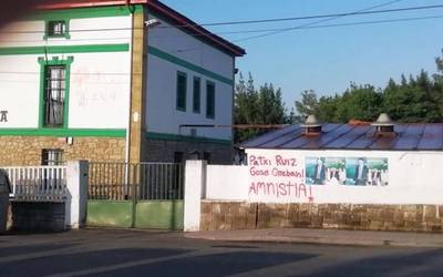 Pintaketak egin dituzte Erandiogoikoako Batzokian