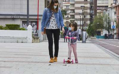 Umeentzako maskarak ere banatuko dituzte Leioan