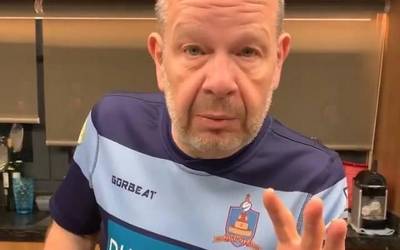 Alberto Chicote sukaldaria Zornotzako Urgozo Rugby Taldeko kamisetarekin