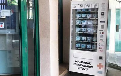 Maskarak saltzeko makina ipini dute udaletxeko sarreran
