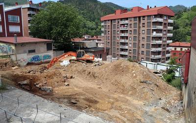 Amiantoa agertu da kiroldegi berriko obretan, baina dagoeneko kendu dute