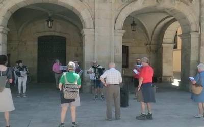 Balkoietatik plazara itzuli da Herrixa Kantuan, eta pozik jardun dute parte-hartzaileek